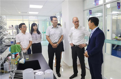 德国赢创全球研发副总裁来访绿叶上海张江博士后工作站